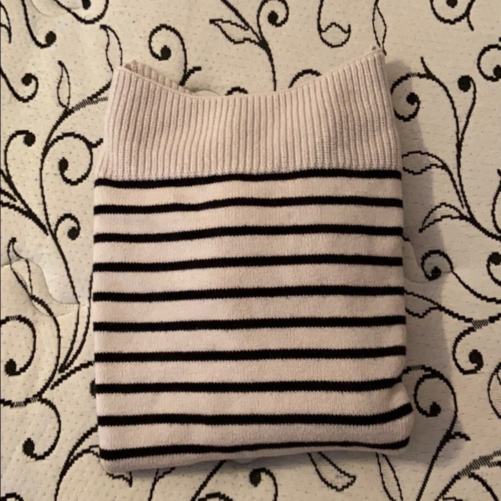Gap sweater